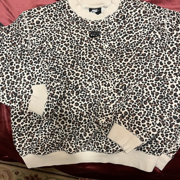 Like new Women’s Nike leopard animal print crewneck pullover - Picture 4 of 5